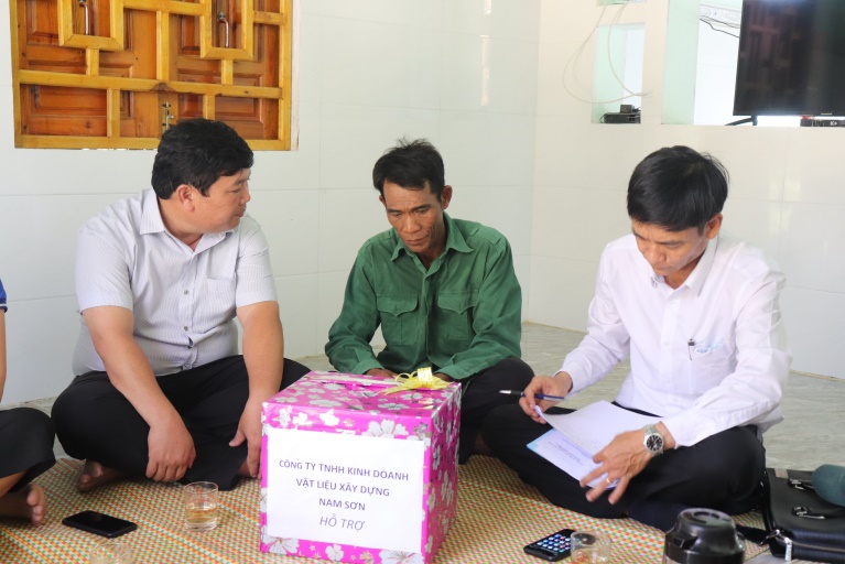 Ủy ban Mặt trận Tổ quốc Việt Nam huyện Ba Tơ tổ chức nghiệm thu và bàn giao nhà tình nghĩa