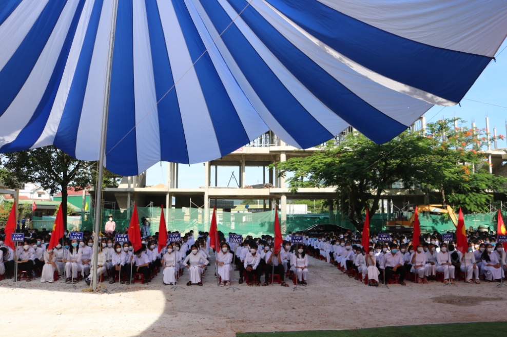 Phó Bí thư Tỉnh ủy Đinh Thị Hồng Minh dự khai giảng năm học mới tại trường THPT Ba Tơ