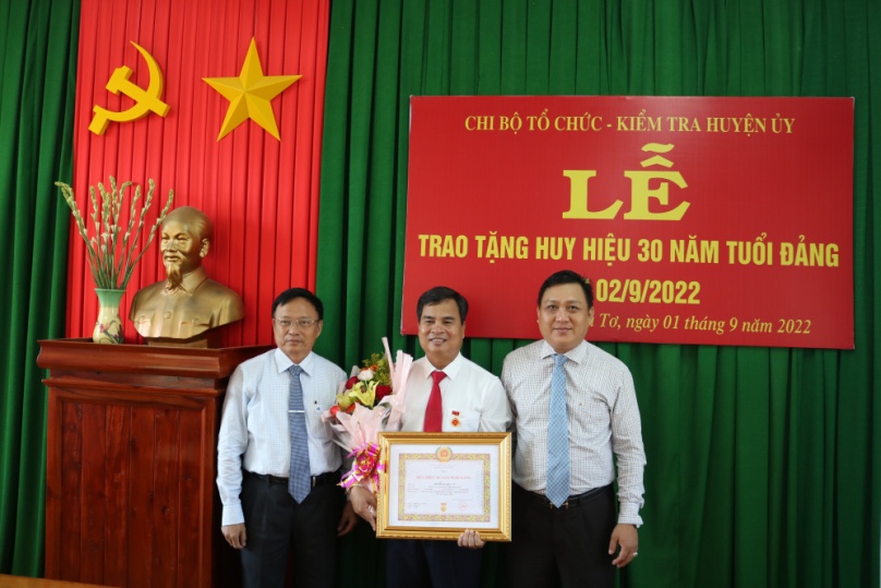 Trao Huy hiệu 30 năm tuổi Đảng cho đồng chí Đinh Ngọc Vỹ, Bí thư Huyện ủy Ba Tơ