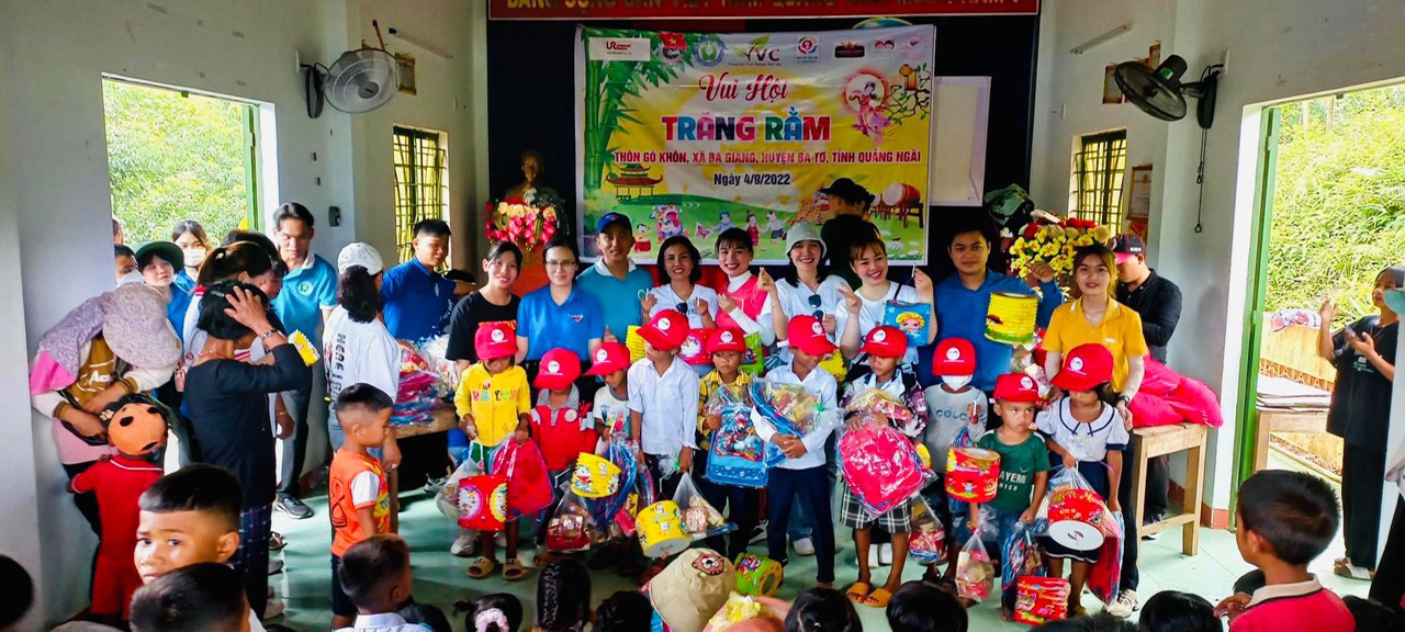 Đoàn huyện Ba Tơ phối hợp tổ chức tặng quà cho bà con nhân dân và học sinh tại Thôn Gò Khôn, xã Ba Giang