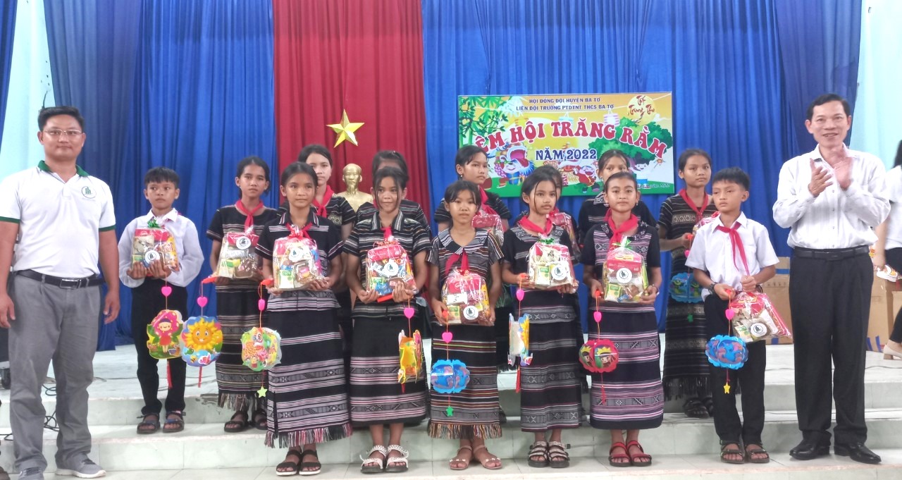 Chủ tịch Ủy ban Mặt trận Tổ quốc Việt Nam (UBMTTQVN) tỉnh tặng quà cho học sinh huyện Ba Tơ