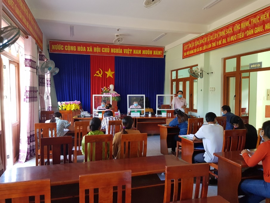 Phòng giao dịch Ngân hàng Chính sách xã hội (NHCSXH) huyện Ba Tơ thông tin dành cho khách hàng về chính sách gửi Tiết kiệm