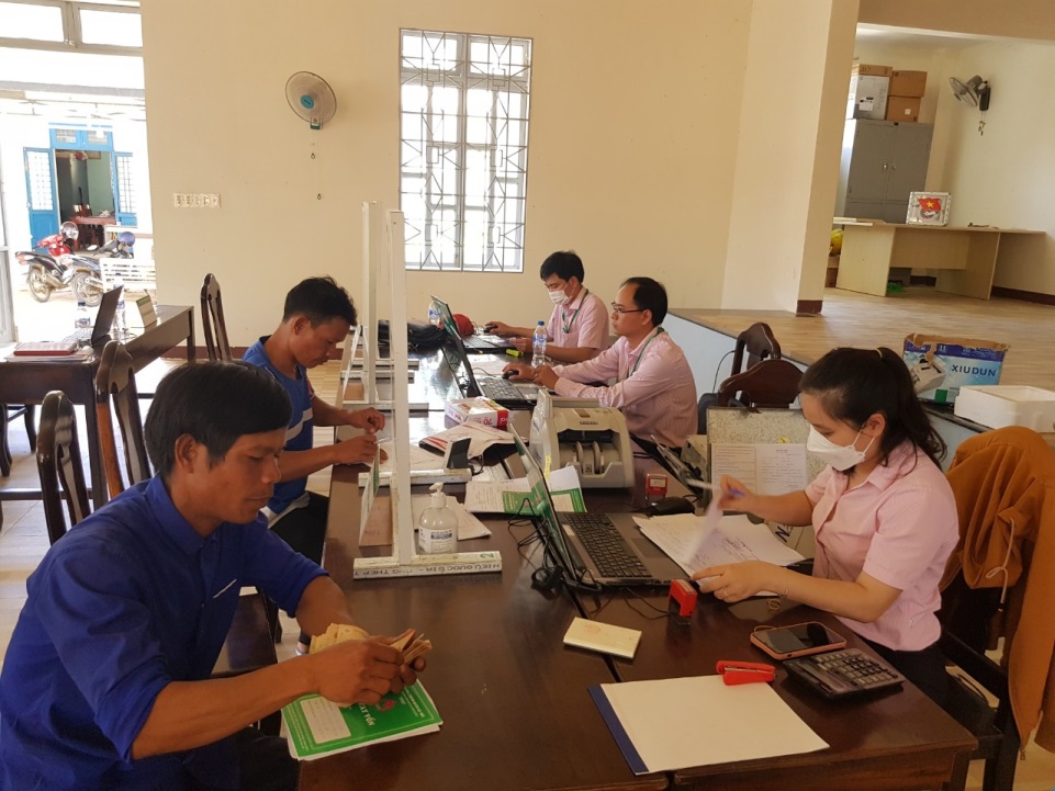 Phòng giao dịch Ngân hàng Chính sách Xã hội (NHCSXH) huyện Ba Tơ tăng cường công tác tuyên truyền, triển khai cho vay chương trình tín dụng đối với học sinh, sinh viên có hoàn cảnh khó khăn trong năm học 2022-2023