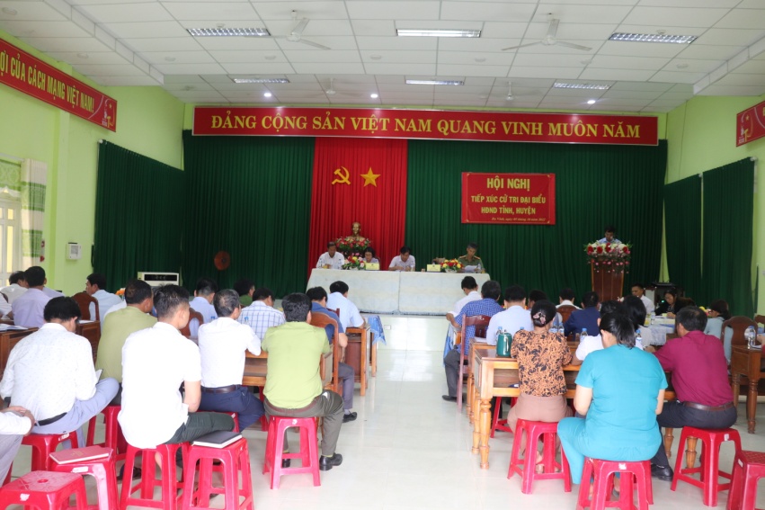 Bí thư Huyện ủy Đinh Ngọc Vỹ tiếp xúc cử tri xã Ba Vinh và Ba Điền