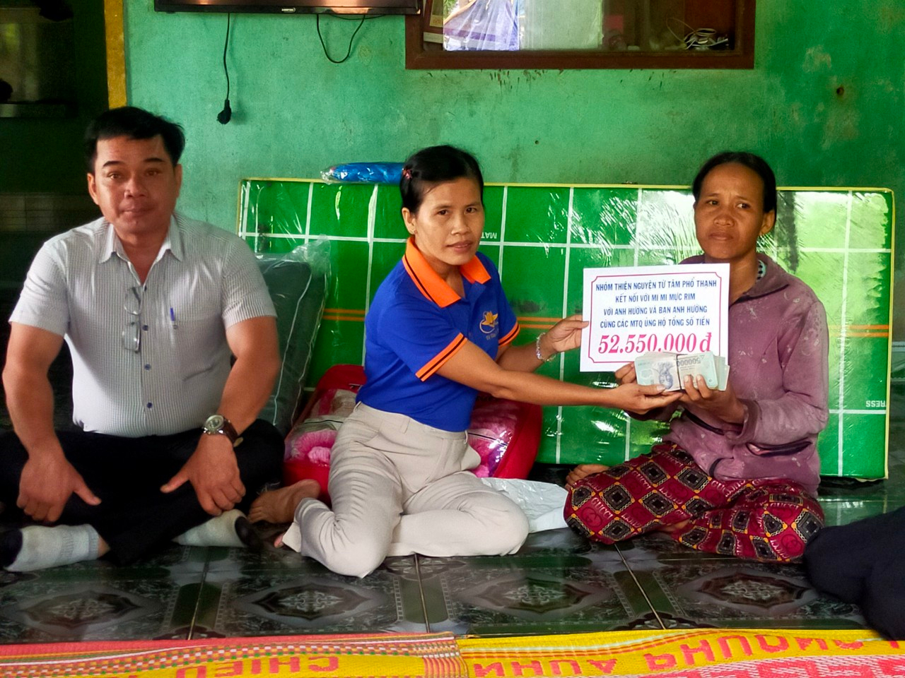 Hỗ trợ tiền mặt cho học sinh mắc bệnh hiểm nghèo tại xã Ba Cung