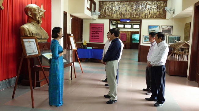 Chủ tịch UBND tỉnh Đặng Văn Minh đi thực tế kiểm tra và tham quan một số hoạt động chào mừng Lễ kỷ niệm 50 năm Ngày Giải phóng Ba Tơ