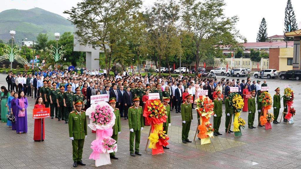 Dâng hương, dâng hoa tại Tượng đài Khởi nghĩa Ba Tơ nhân kỷ niệm 50 năm Ngày Giải phóng huyện Ba Tơ (30/10/1972 - 30/10/2022)