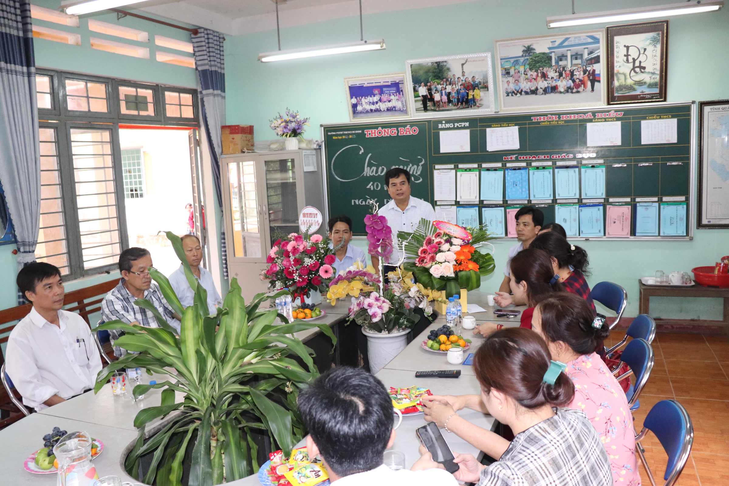 Đồng chí Bí thư Huyện ủy Ba Tơ đến thăm chúc mừng thầy cô giáo Trường PTDTBT – TH và THCS Ba Giang
