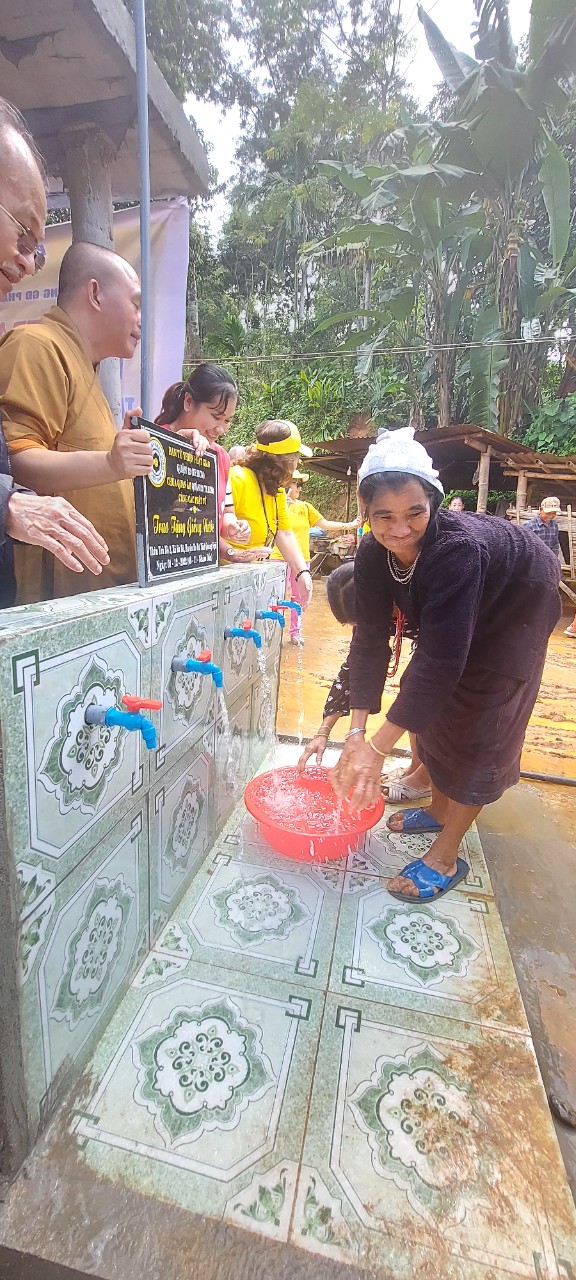 Bàn giao giếng nước từ thiện và trao 100 suất quà cho các hộ nghèo tại xã Ba Tô