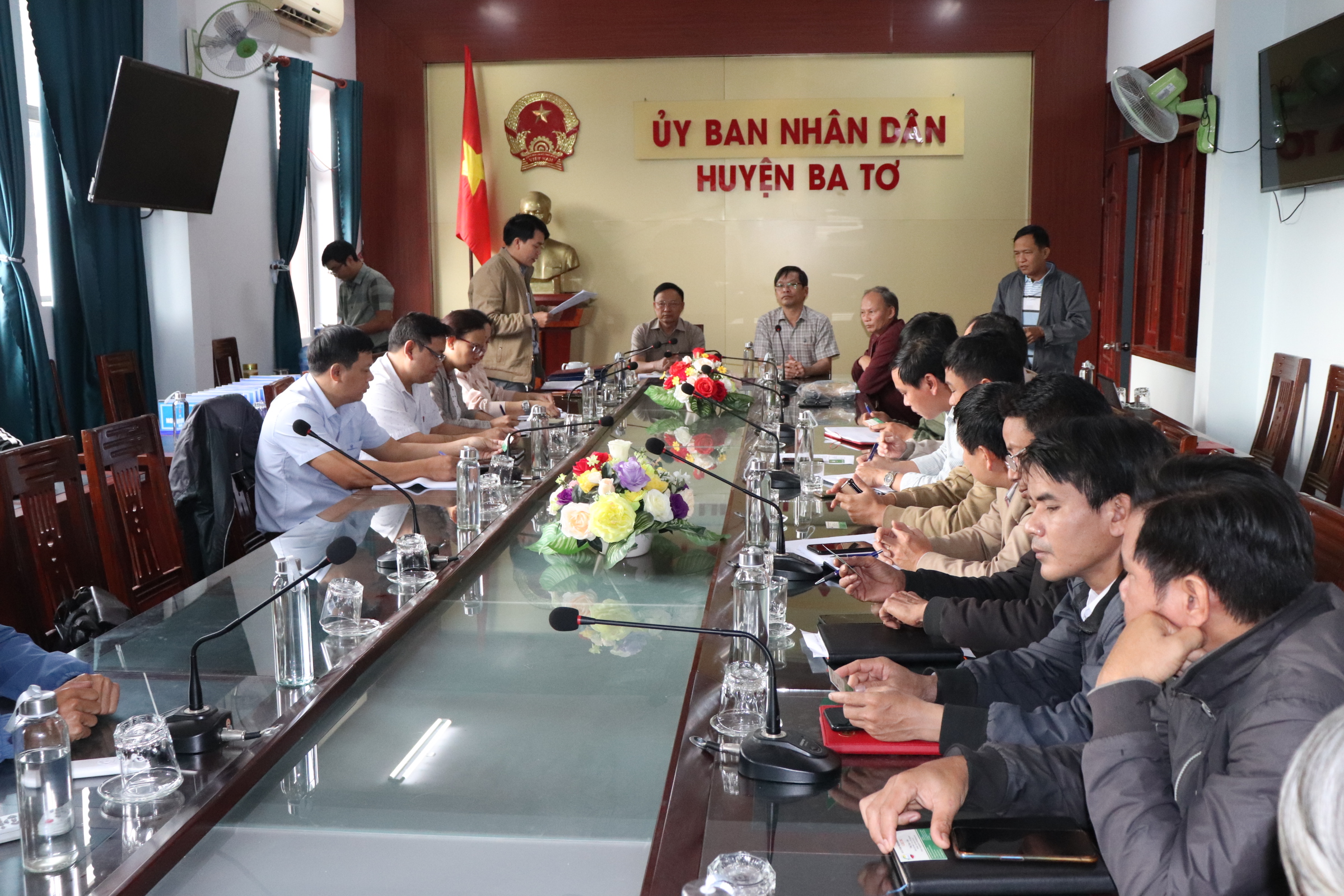 Chủ tịch UBND huyện Ba Tơ làm việc với Ban Dân tộc tỉnh và Công ty G.O.C về việc khảo sát đầu tư, triển khai dự án liên kết chuỗi tre lấy măng trên địa bàn huyện Ba Tơ
