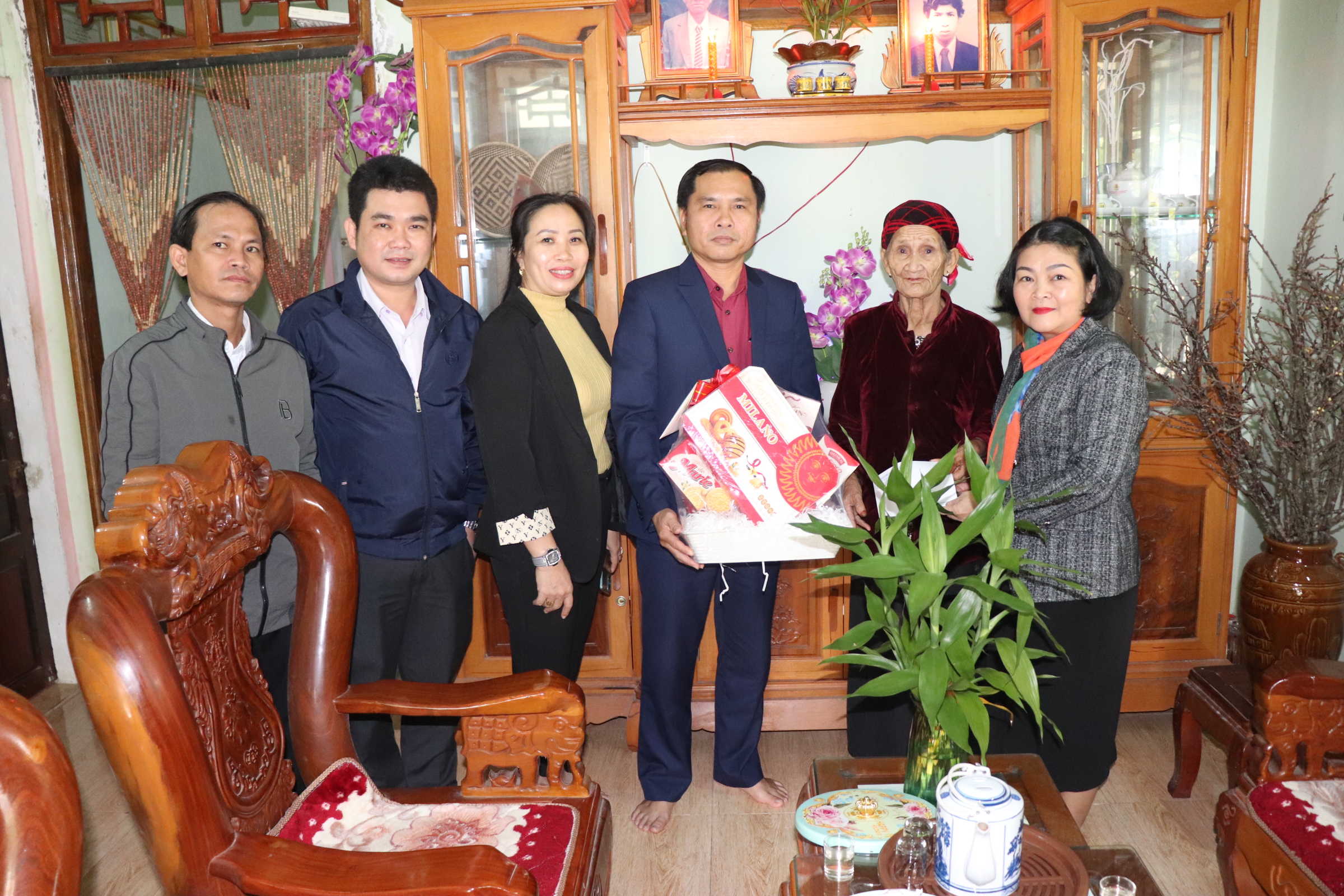 Phó chủ tịch HĐND huyện Ba Tơ, Đinh Thị Y Ban Quý thăm, chúc Tết gia đình các đồng chí nguyên lãnh đạo chủ chốt của huyện ở xã Ba Thành và thị trấn Ba Tơ