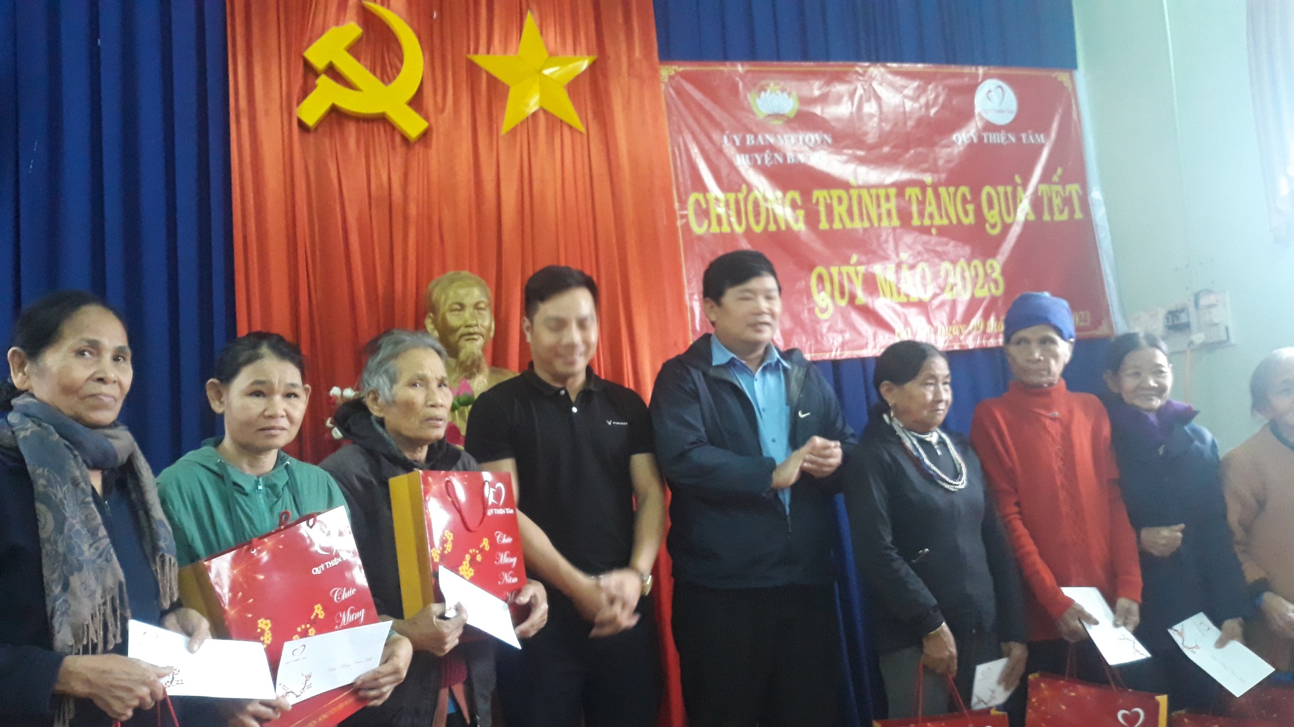 Quỹ Thiện Tâm – Tập đoàn Vingroup tặng 900 suất quà tết cho hộ nghèo trên địa bàn huyện Ba Tơ