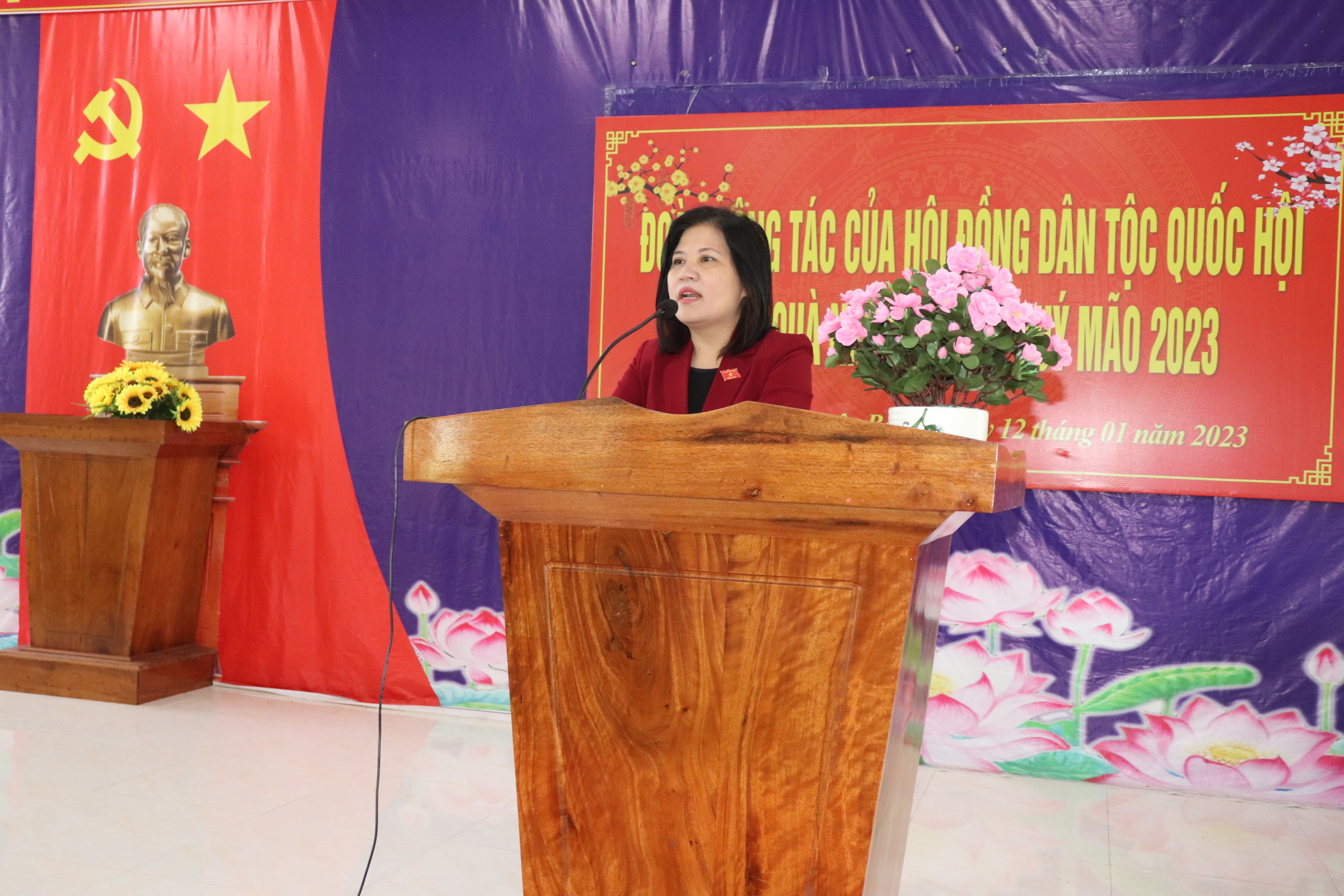 Phó Chủ tịch Hội đồng Dân tộc Quốc Hội, Đinh Thị Phương Lan thăm và tặng quà tết các gia đình chính sách, hộ nghèo ở xã Ba Cung