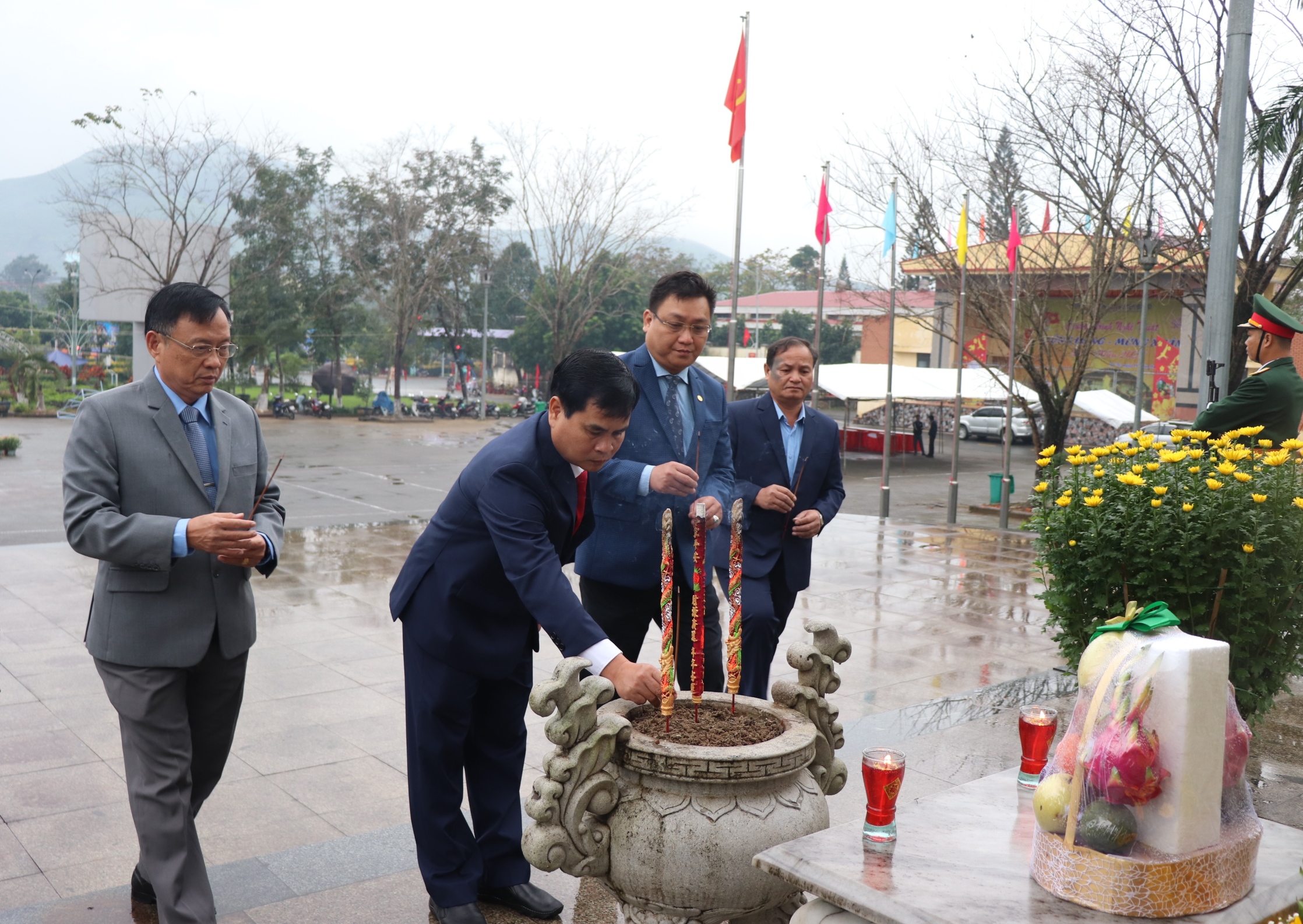 Tổ chức lễ đặt lẵng hoa, viếng nhang tại Tượng đài Khởi nghĩa Ba Tơ và viếng Nghĩa trang liệt sĩ huyện nhân dịp Tết Nguyên đán Quý Mão 2023