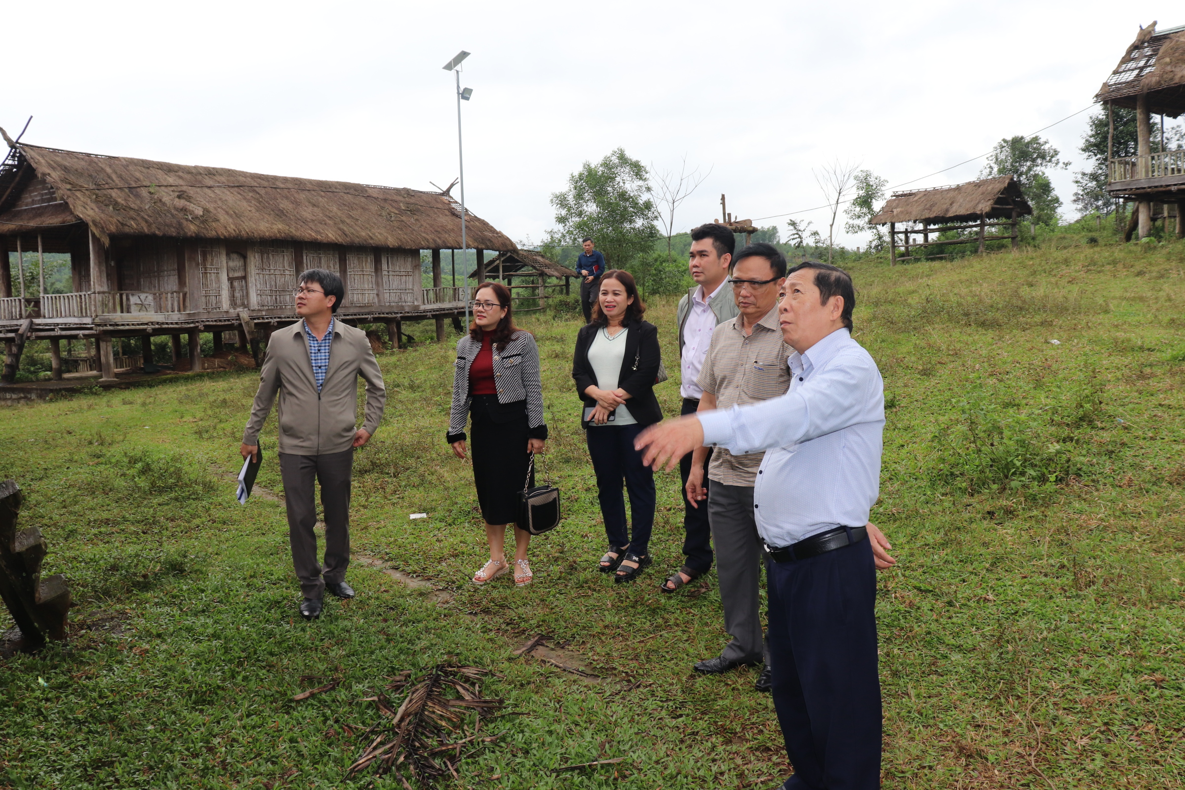 Chủ tịch UBND huyện Ba Tơ, Phạm Xuân Vinh kiểm tra Khu Bảo tồn và phát huy giá trị văn hóa truyền thống dân tộc Hrê tại thôn Làng Teng, xã Ba Thành