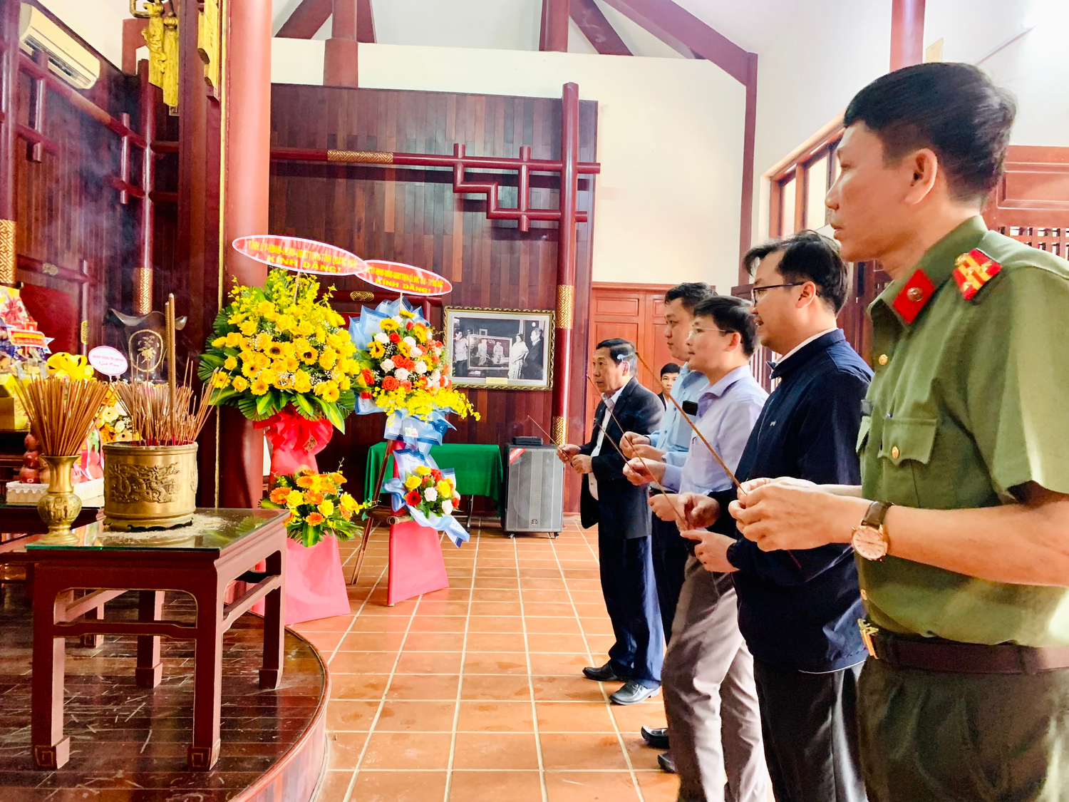 Dâng hương cố Thủ tướng Phạm Văn Đồng