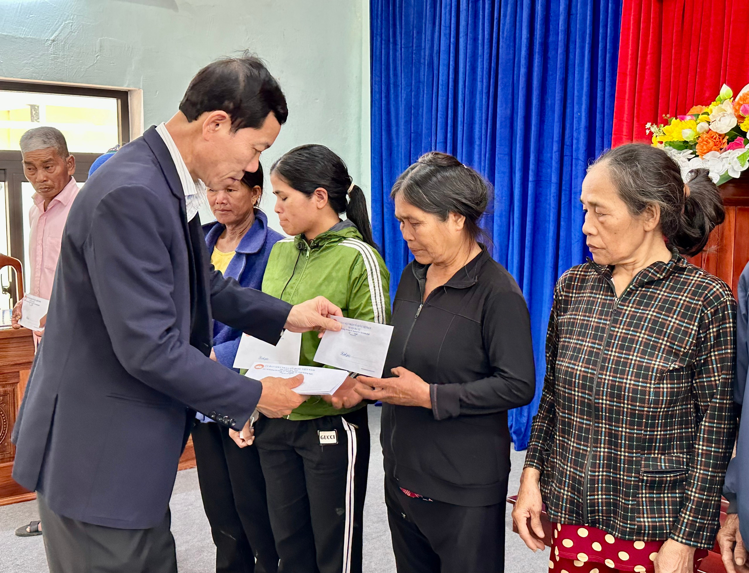 Đồng chí Võ Thanh An, Chủ tịch UBMTTQVN tỉnh thăm tặng quà cho hộ nghèo tại huyện Ba Tơ