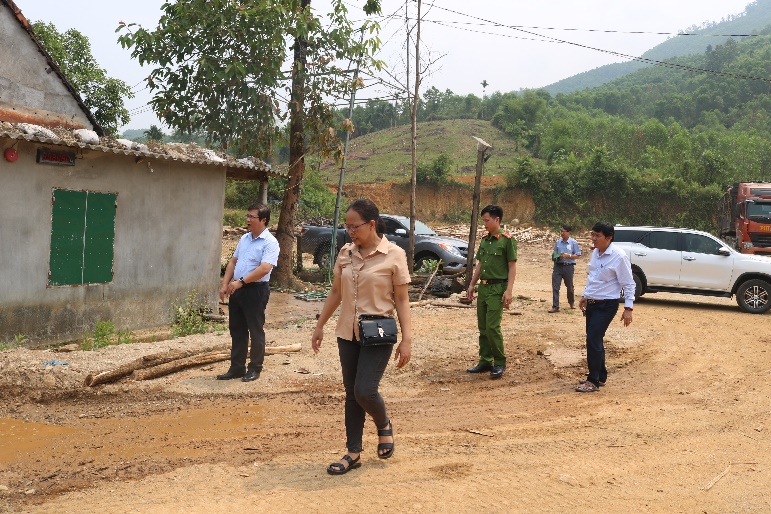 Đồng chí Phạm Giang Nam Phó Chủ tịch Ủy ban nhân dân huyện Ba Tơ tổ chức kiểm tra, chỉ đạo xử lý các bàn cân hoạt động bất hợp pháp trên địa bàn huyện