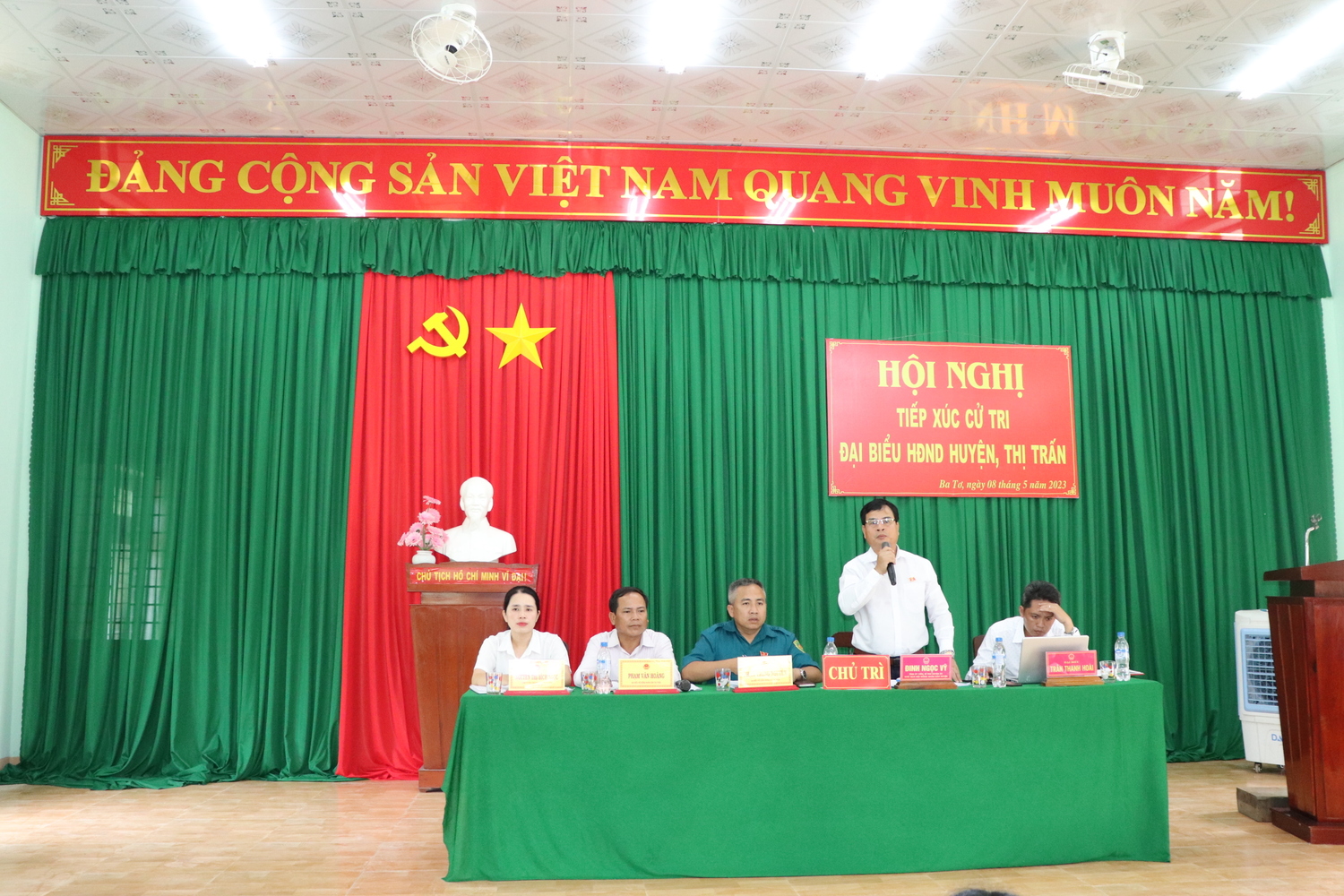 Bí thư Huyện ủy, Chủ tịch HĐND huyện Ba Tơ Đinh Ngọc Vỹ tiếp xúc cử tri tại thị trấn Ba Tơ