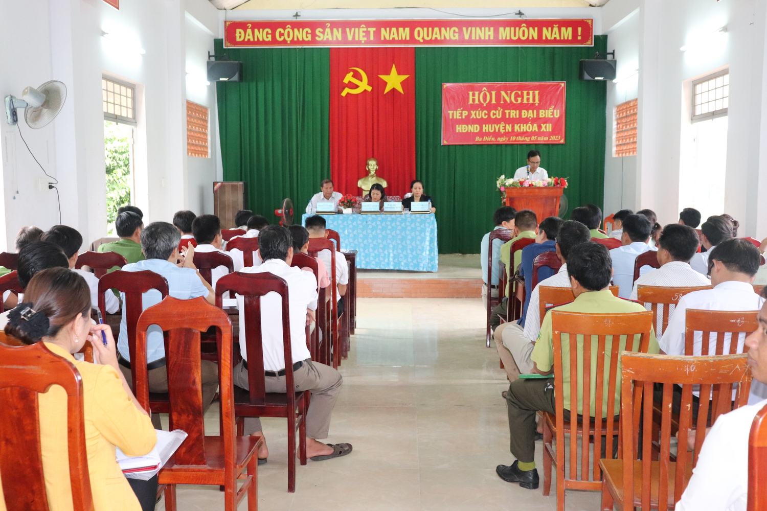Phó Chủ tịch HĐND huyện Đinh Thị Y Ban Quý tiếp xúc cử tri tại xã Ba Điền và Ba Vinh