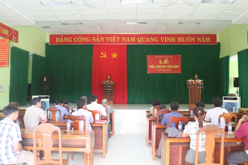 Huyện ủy Ba Tơ tổ chức Lễ trao tặng Huy hiệu Đảng đợt 19/5 tại xã Ba Vinh