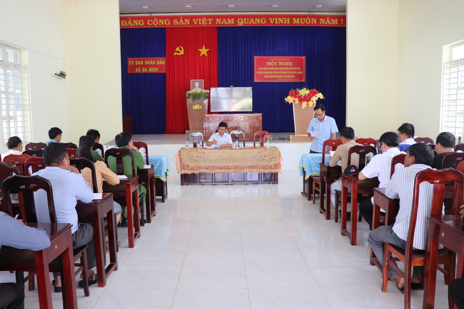 Đồng chí Phạm Giang Nam – Phó Chủ tịch UBND huyện Ba Tơ đối thoại với người dân về công tác giải phóng mặt bằng