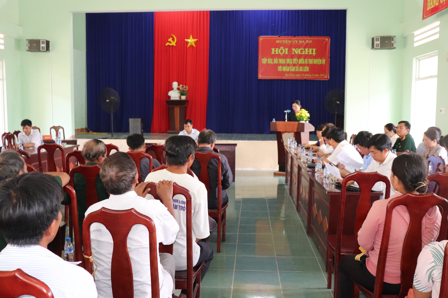 Bí thư Huyện ủy Ba Tơ Đinh Ngọc Vỹ đối thoại với Nhân dân xã Ba Liên