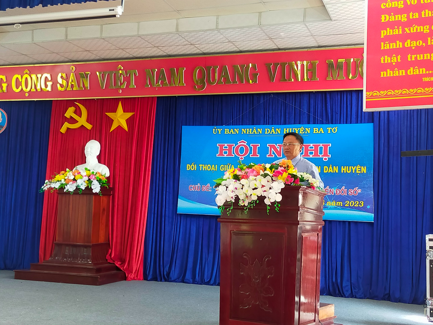 Chủ tịch UBND huyện Phạm Xuân Vinh đối thoại với thanh niên huyện nhà