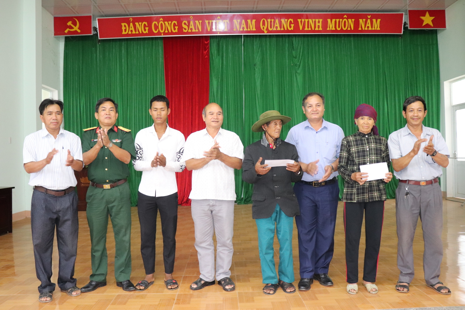 Đoàn công tác số 6 của Huyện Ba Tơ thăm, tặng quà nhân kỷ niệm 76 năm Ngày Thương binh liệt sỹ 27/7 tại xã Ba Trang và Ba Khâm