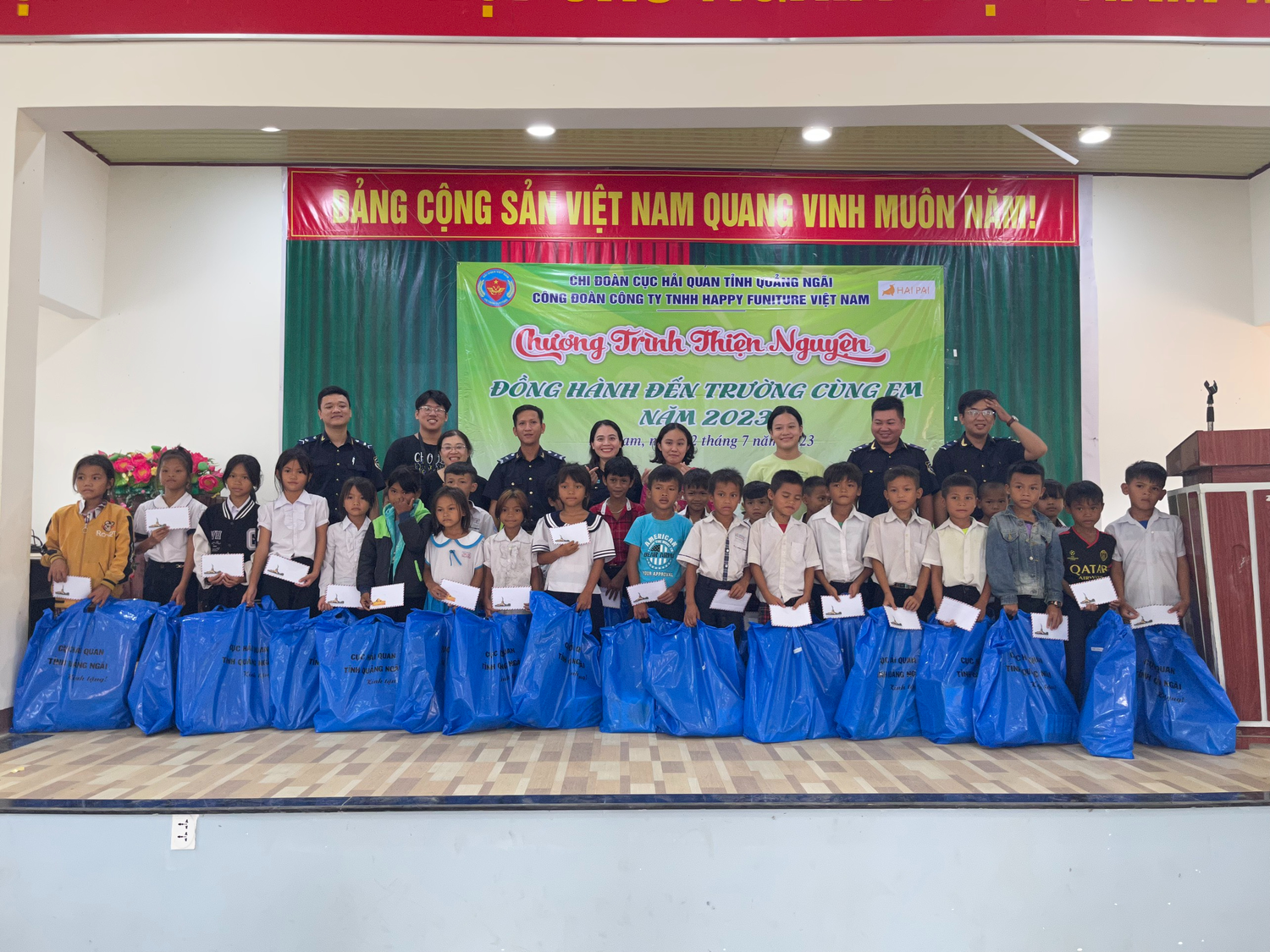 Huyện Đoàn Ba Tơ tặng quà cho 50 em học sinh có hoàn cảnh khó khăn tại Trường Tiểu học và truong học cơ sở Ba Nam