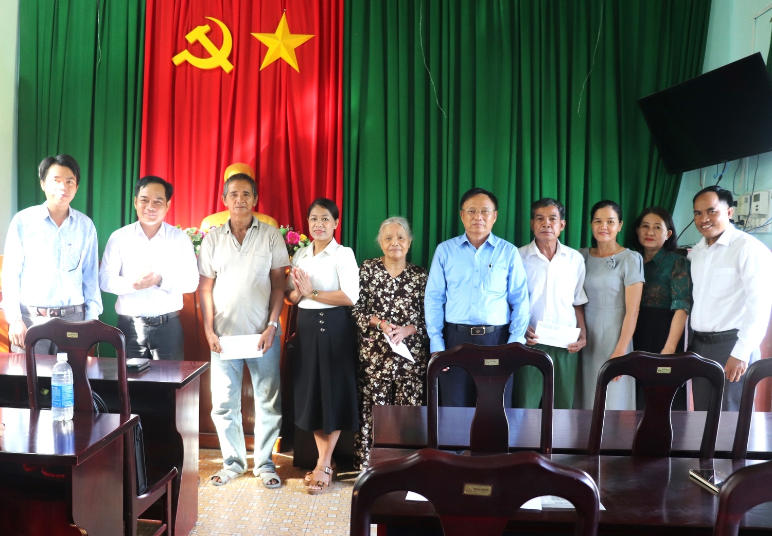 Đoàn công tác của huyện thăm, tặng quà cho gia đình chính sách tại xã Ba Cung nhân kỷ niệm 76 năm Ngày Thương binh – Liệt sĩ
