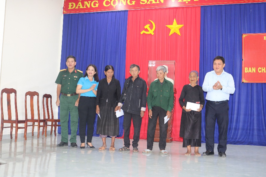 Phó Bí thư thường trực Huyện ủy Nguyễn Văn Huy thăm, tặng quà nhân dịp kỷ niệm 76 năm ngày Thương binh - Liệt sỹ 27/7
