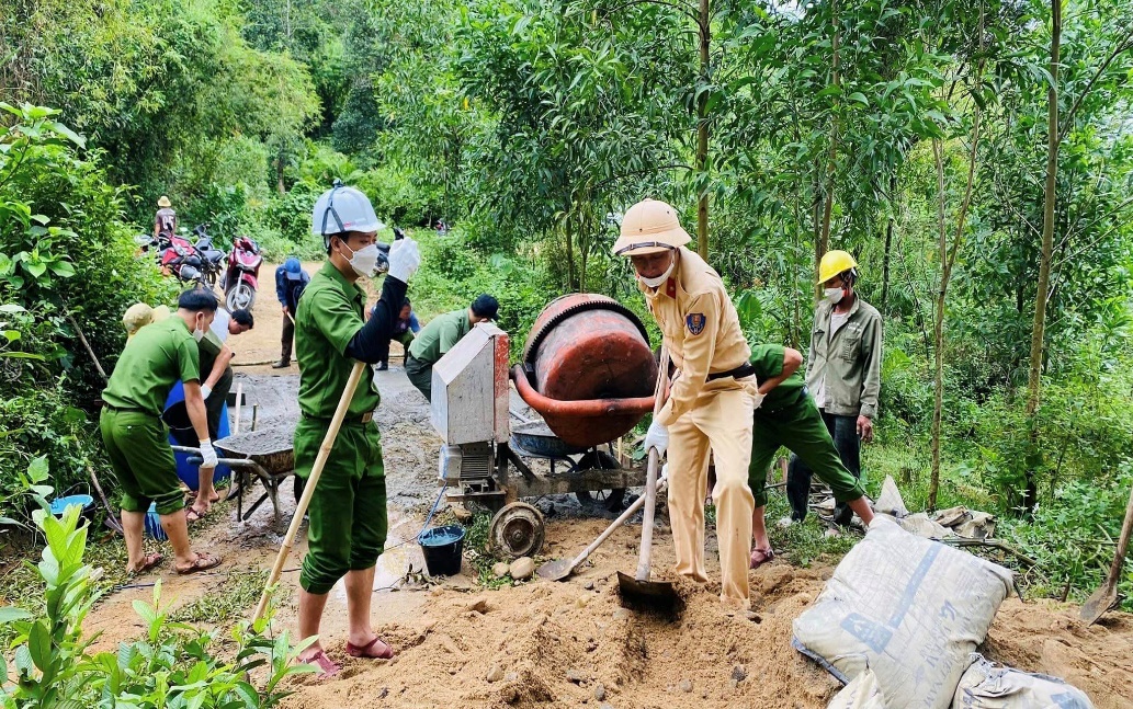 Huyện Đoàn Ba Tơ ra quân thực hiện 300m đường bê tông nông thôn tại Thôn Huy Ba I, Xã Ba Thành