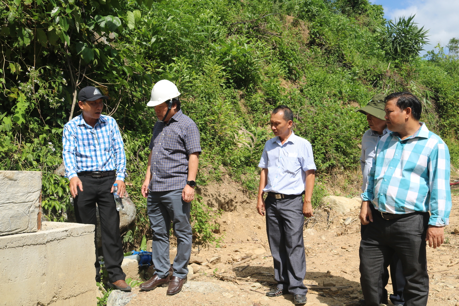 Đồng chí Võ Phiên, Phó Chủ tịch UBND tỉnh kiểm tra thực tế việc triển khai thực hiện 02 Chương trình MTQG tại huyện Ba Tơ
