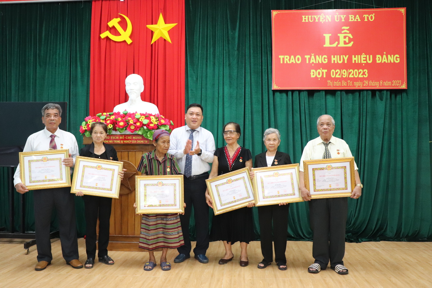 Lễ trao huy hiệu Đảng đợt 2/9 cho các Đảng viên tại thị trấn Ba Tơ