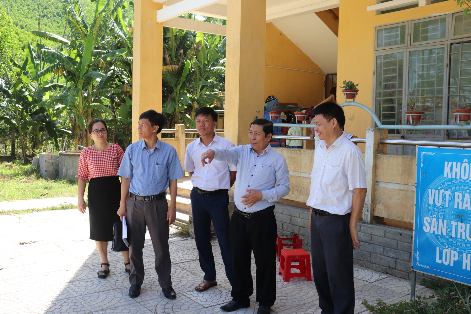 Phó Chủ tịch UBND huyện Lữ Đình Tích kiểm tra công tác chuẩn bị năm học mới tại các xã Ba Tiêu, Ba Ngạc, Ba Vì