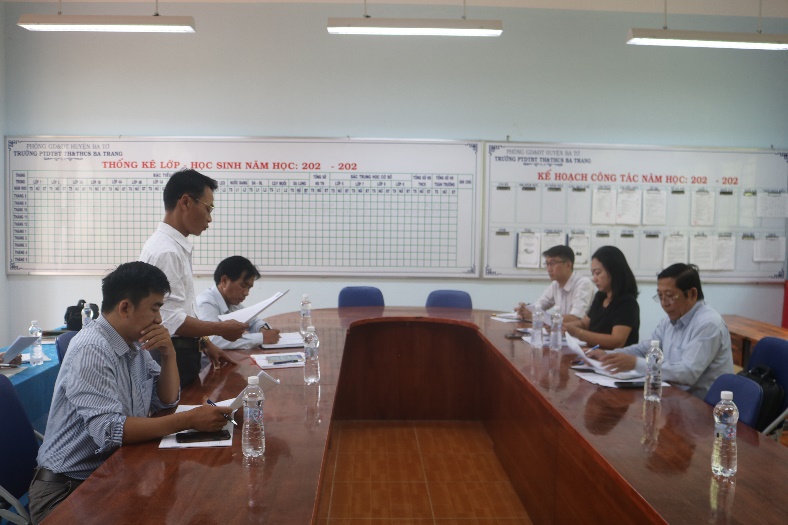 Đoàn công tác của huyện kiểm tra công tác chuẩn bị các điều kiện phục vụ cho học sinh bán trú