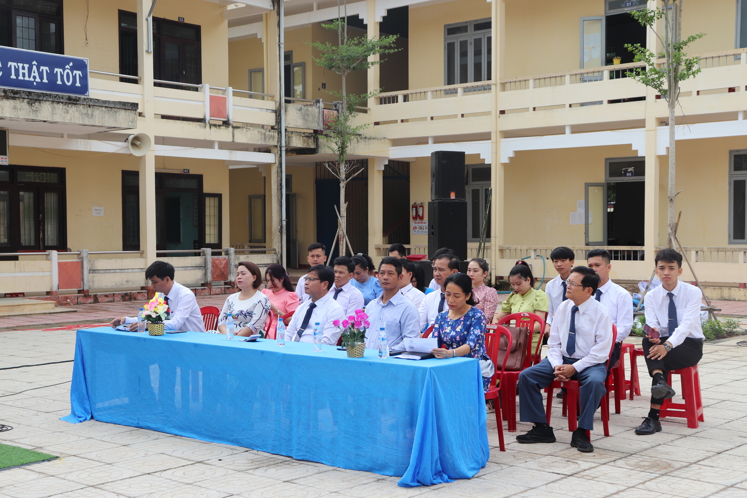 Bí thư Huyện ủy Đinh Ngọc Vỹ dự Lễ khai giảng năm học mới tại Trường THPT Ba Tơ