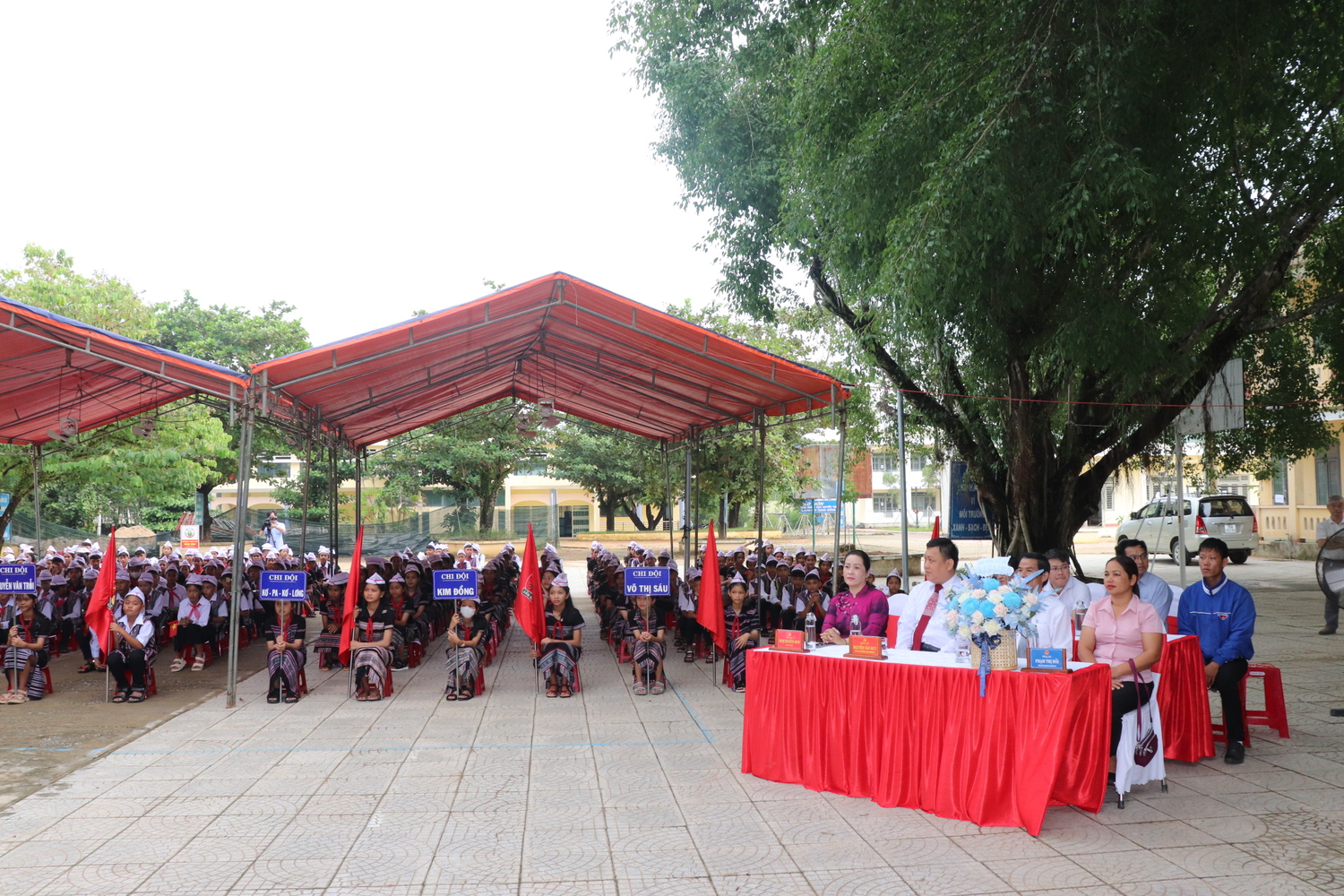 Đồng chí Đinh Thị Hông Minh, Phó Bí thư Tỉnh ủy dự Lễ Khai giảng năm học mới tại Trường Phổ thông dân tộc nội trú - Trung học cơ sở Ba Tơ