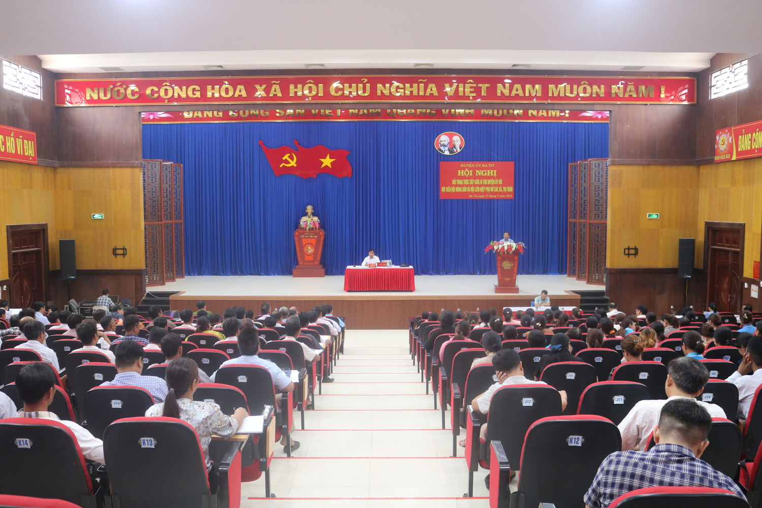 Bí thư Huyện ủy Ba Tơ tổ chức đối thoại trực tiếp với Hội viên Hội nông dân và Hội LHPN các xã, thị trấn