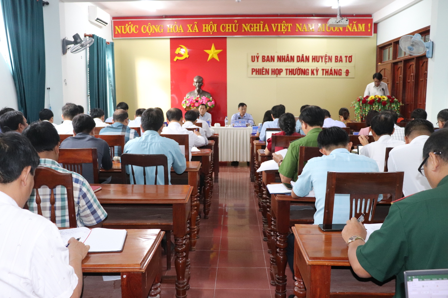 UBND huyện Ba Tơ tổ chức phiên họp thường kỳ tháng 9