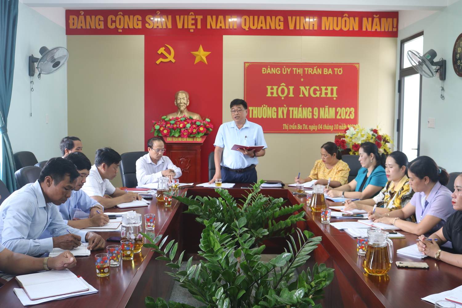 Phó Bí thư Tỉnh ủy Đinh Thị Hồng Minh dự sinh hoạt tại Đảng bộ thị trấn Ba Tơ