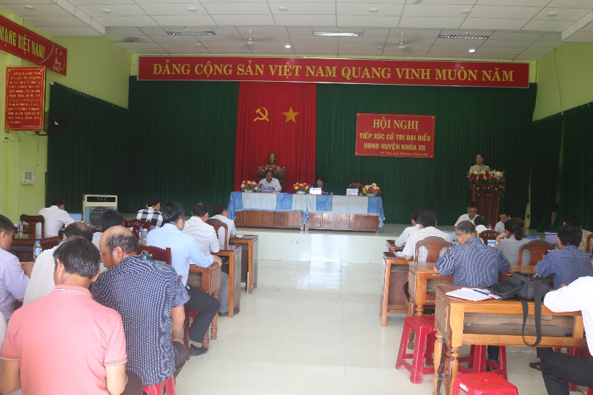 Đại biểu Hội đồng nhân dân huyện tiếp xúc cử tri tại xã Ba Vinh – Ba Điền