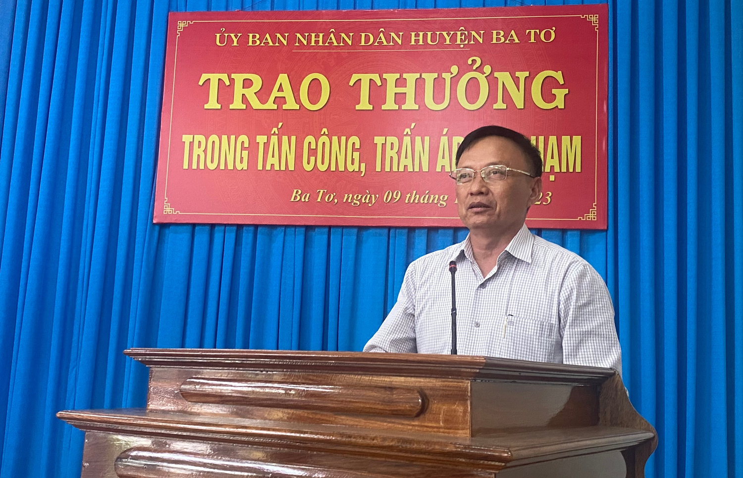 Chủ tịch UBND huyện Ba Tơ Khen thưởng nóng cho CBCS Công an huyện trong công tác phối hợp truy bắt đối ượng dùng súng bắn người