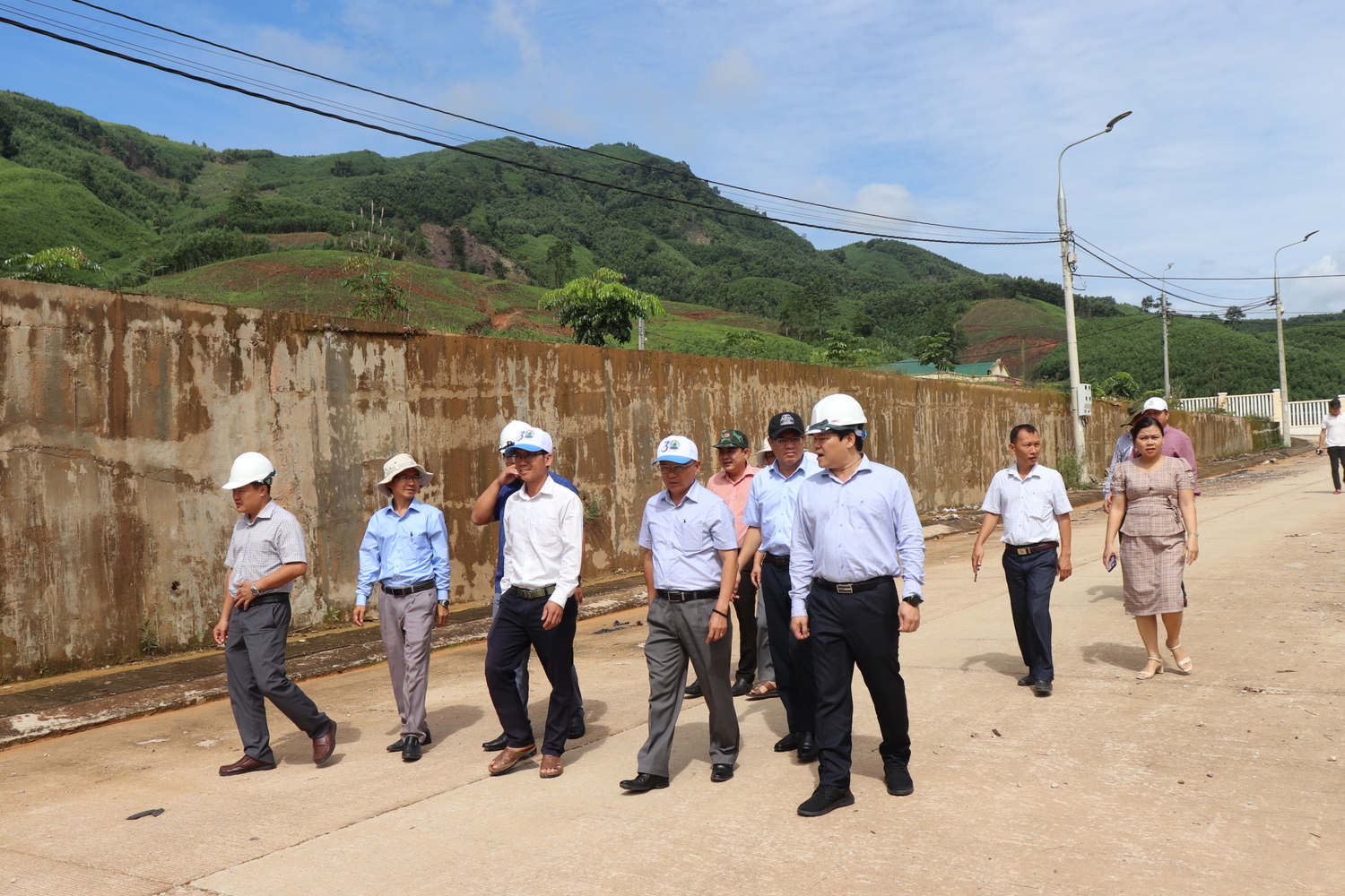 Phó Chủ tịch UBND tỉnh Trần Phước Hiền kiểm tra công trình Trung tâm hành chính xã Ba Giang và các hồ chứa nước trên địa bàn huyện Ba Tơ