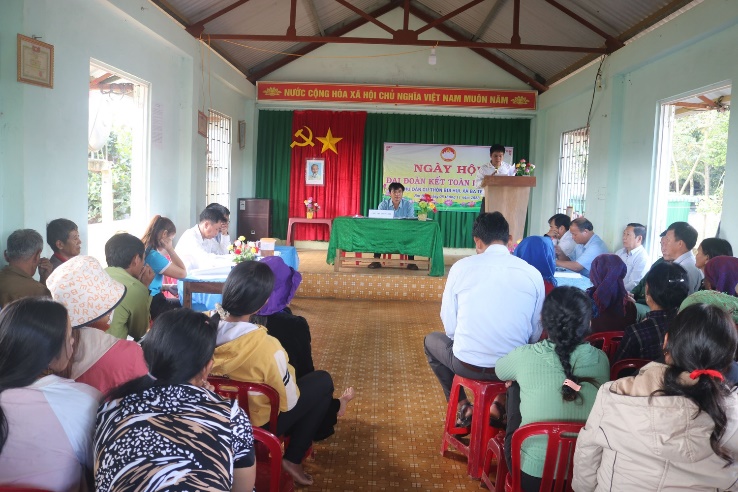 Bí thư Huyện uỷ Đinh Ngọc Vỹ dự Ngày hội Đại đoàn kết ở thôn Bùi Hui, xã Ba Trang
