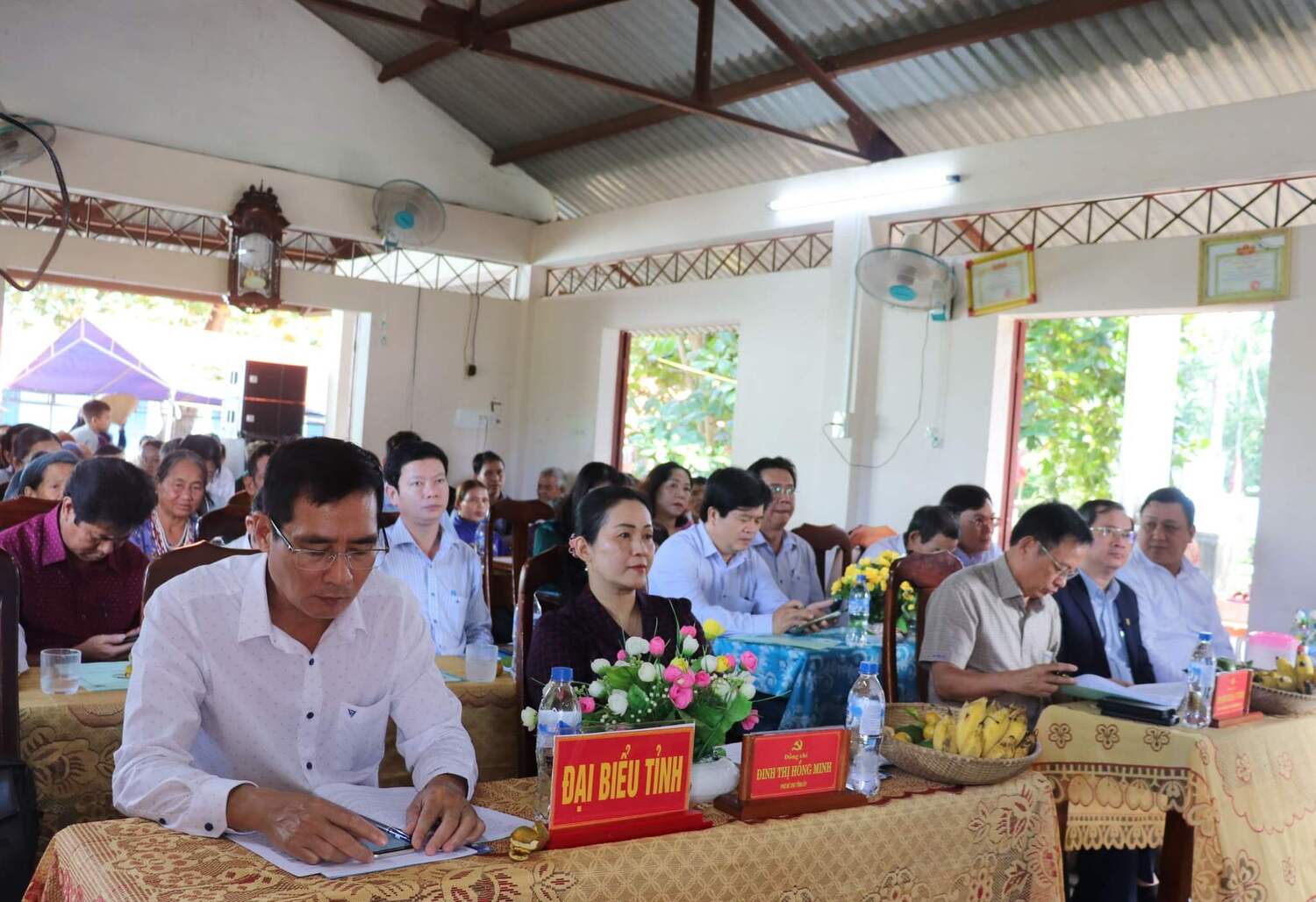 Phó Bí thư Tỉnh ủy Đinh Thị Hồng Minh tham dự Ngày hội Đại đoàn kết toàn dân tộc tại thôn Làng Xi 1, xã Ba Tô