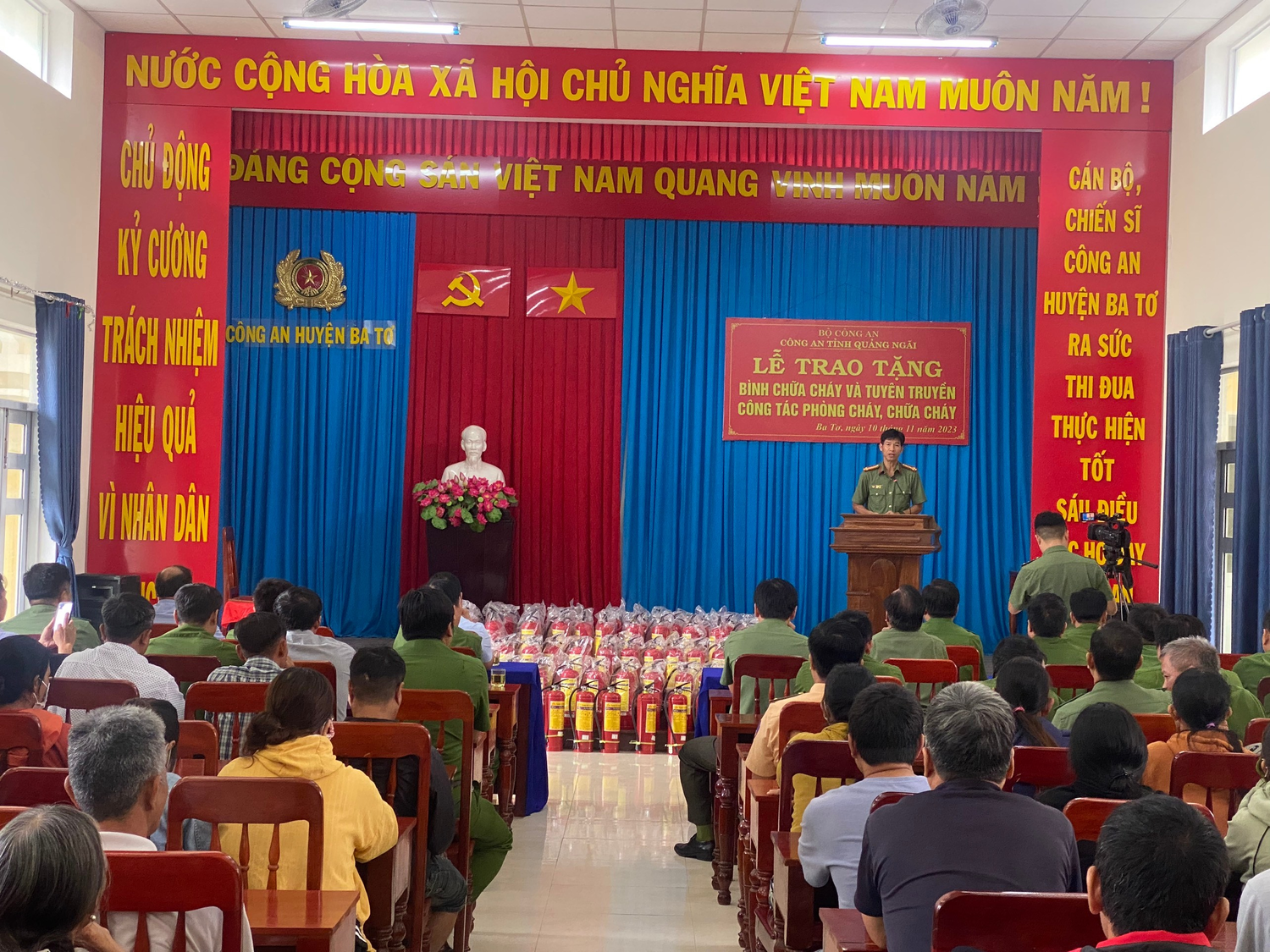 Công an tỉnh Quảng Ngãi trao tặng 200 bình chữa cháy cho hộ nghèo tại huyện Ba Tơ
