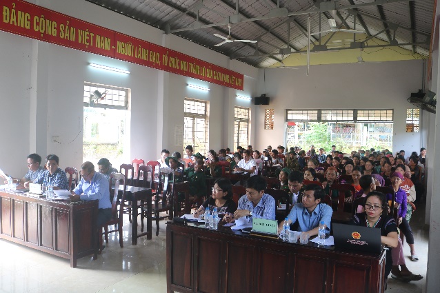 Đồng chí Đinh Thị Y Ban Quý, Phó Chủ tịch HĐND huyện dự Ngày hội Đại đoàn kết thôn Làng Tương xã Ba Điền