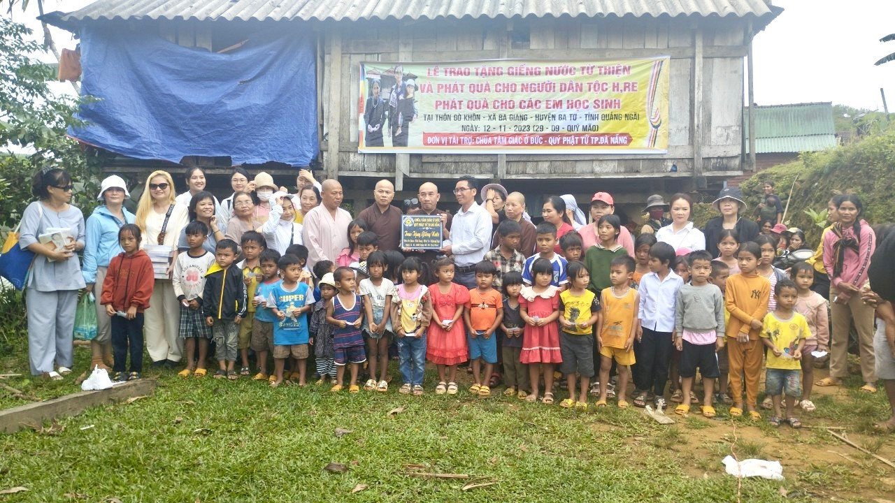 Hội Chữ thập đỏ huyện phối hợp trao tặng quà và giếng nước sạch cho nhân dân thôn Gò Khôn, xã Ba Giang